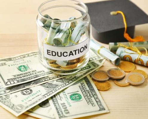 De l'argent autour d'un pot marqué "éducation"