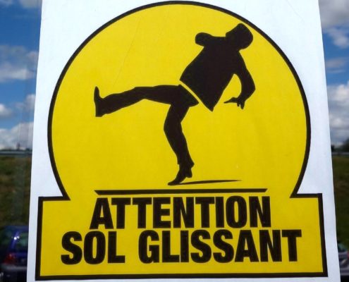 Panneau attention sol glissant