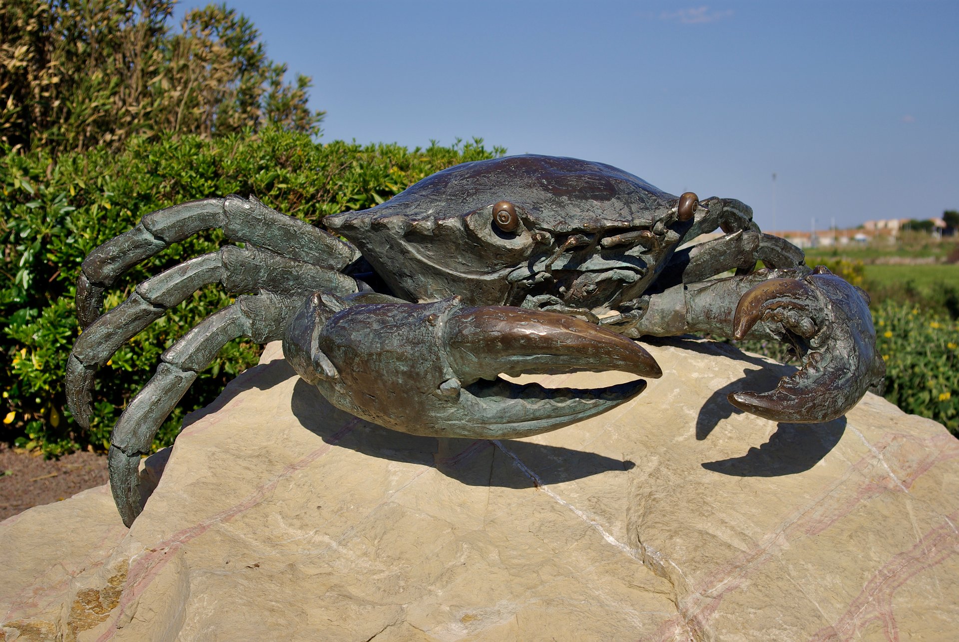 sculpture en bronze d'un crabe