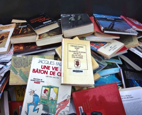 Benne à recyclables pleine de livres
