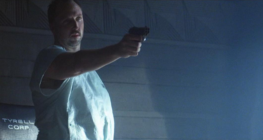 Le répliquant Léon qui tire sur le detective Holden dans l'introduction du film Blade Runner