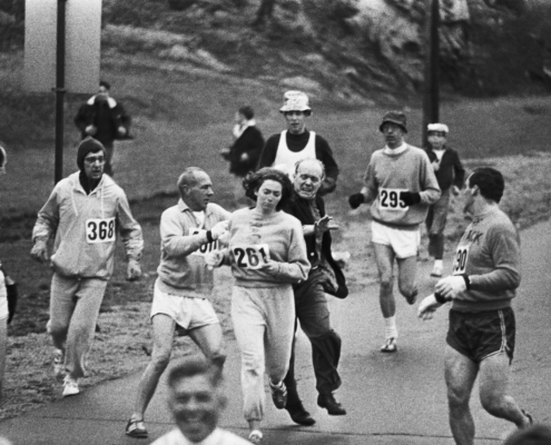 Kathrine Switzer, molestée parce qu'elle est une femme au marathon de Boston de 1967