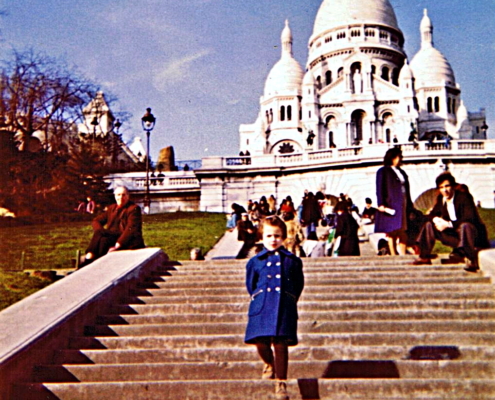 Agès devant le Sacré-Cœur