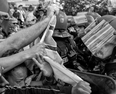 Scène de lutte au contact entre CRS et manifestants