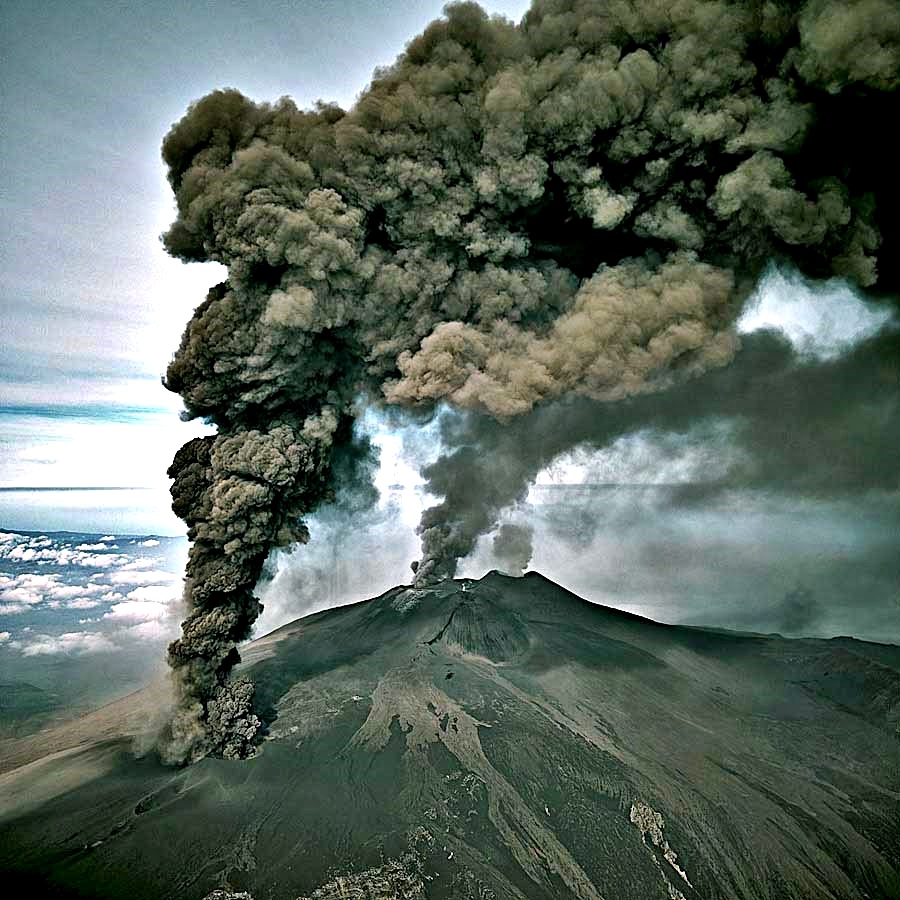 Fumées noires de l’Etna en irruption