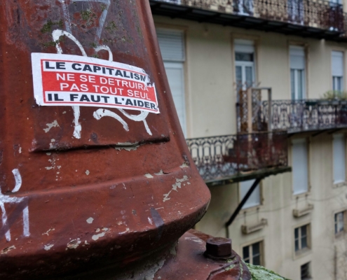 Autocollant : le capitalisme ne se détruira pas tout seul, il faut l’aider