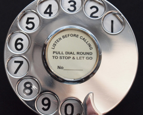 Cadran de téléphone avec avertissement en anglais