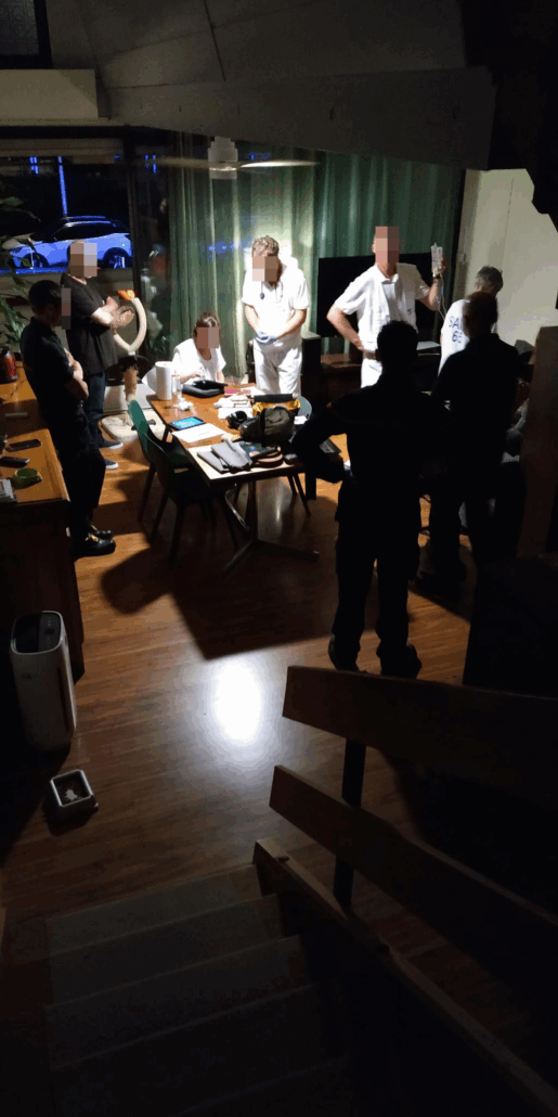 Intérieur, nuit. Photo en plongée.
Comme un Rembrandt, la scène est éclairée crûment par le haut dévoilant huit personnes affairées autour d’une table chargée de matériel.
4 personnes sont en blanc : c’est l’équipe du SMUR 65.
3 des personnes en sombre sont des pompiers, le dernier est monsieur Monolecte, mais j’ai pixelisé tous les visages.